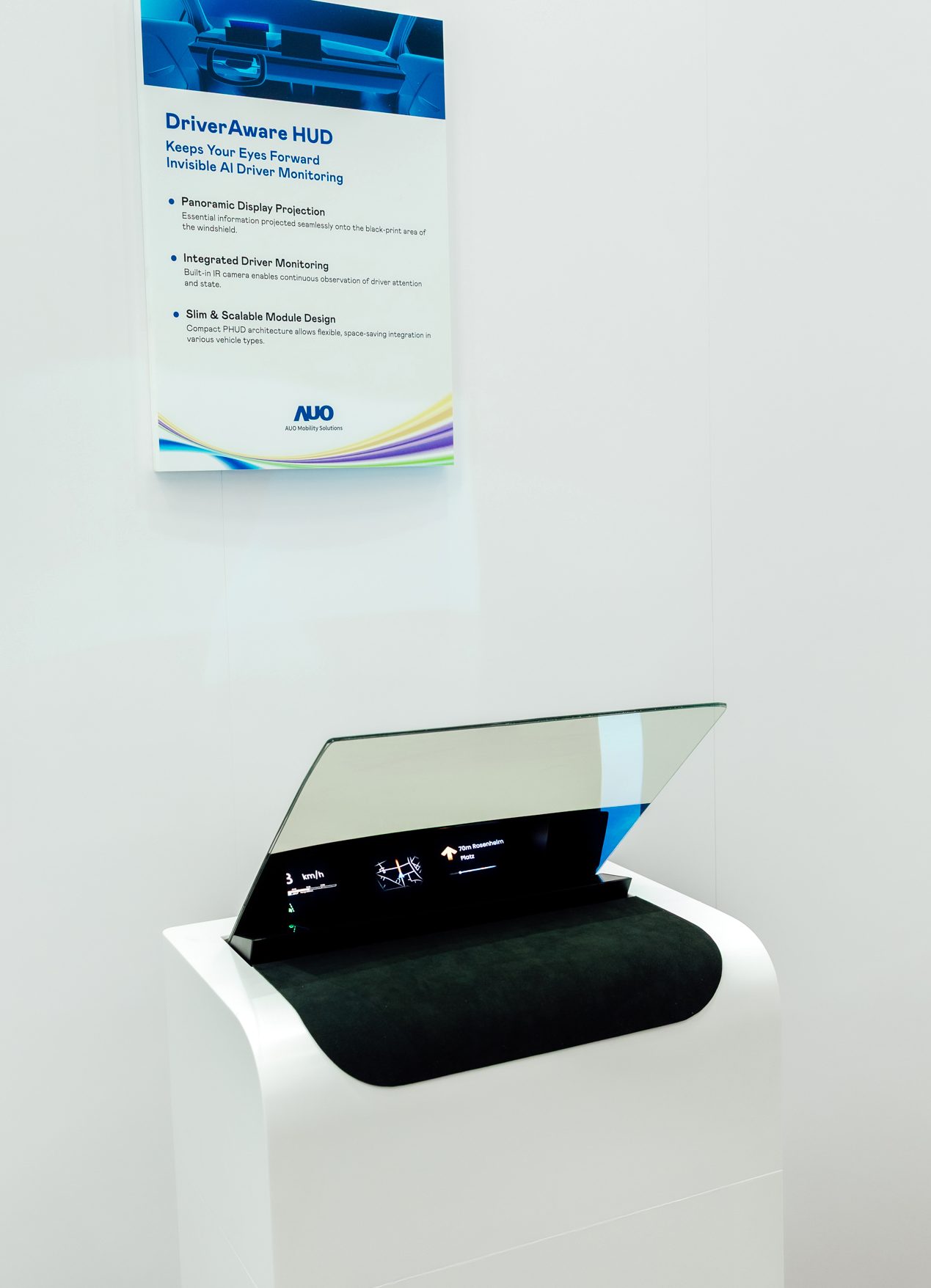 DriverAware HUD结合抬头显示器与隐藏式红外线摄影机，将车速、导航及警示讯息投影于挡风玻璃上，完美对齐驾驶目不离路的视线，同时，透过AI 监控驾驶注意力以提升安全性。